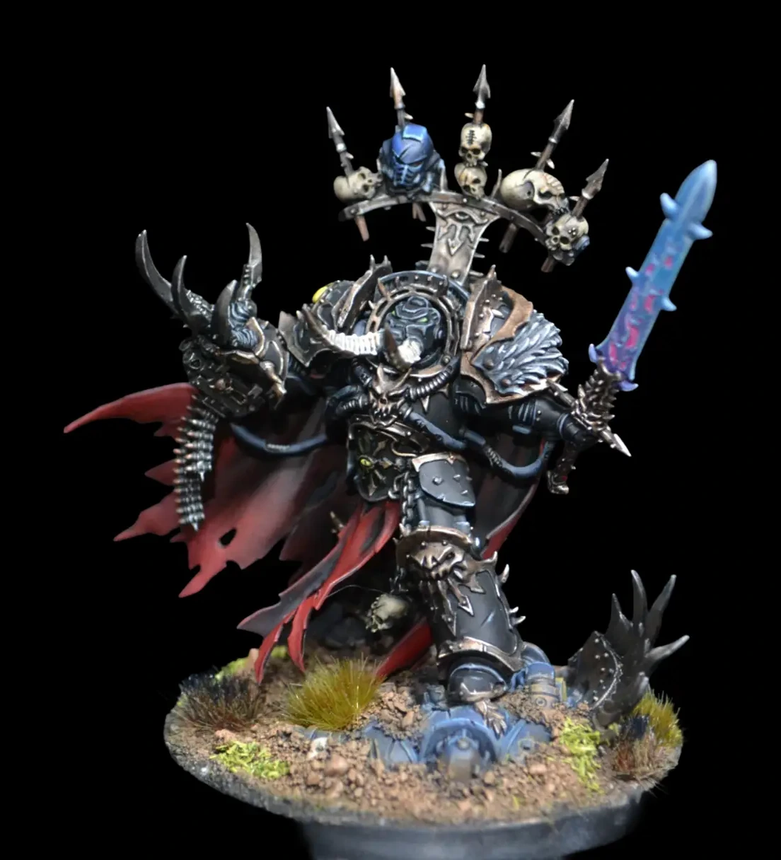 Abaddon the Despoiler in dunkler Terminatorrüstung mit Schädel-Trophäen, rotem Umhang und blau leuchtender Klinge