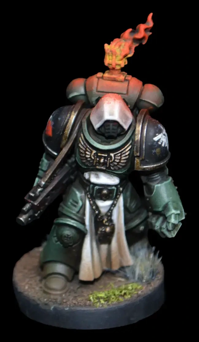 Dark Angels Sternguard Veteran Sergeant mit dunklen Schulterplatten, hellem Wappenrock und orange leuchtender Flamme