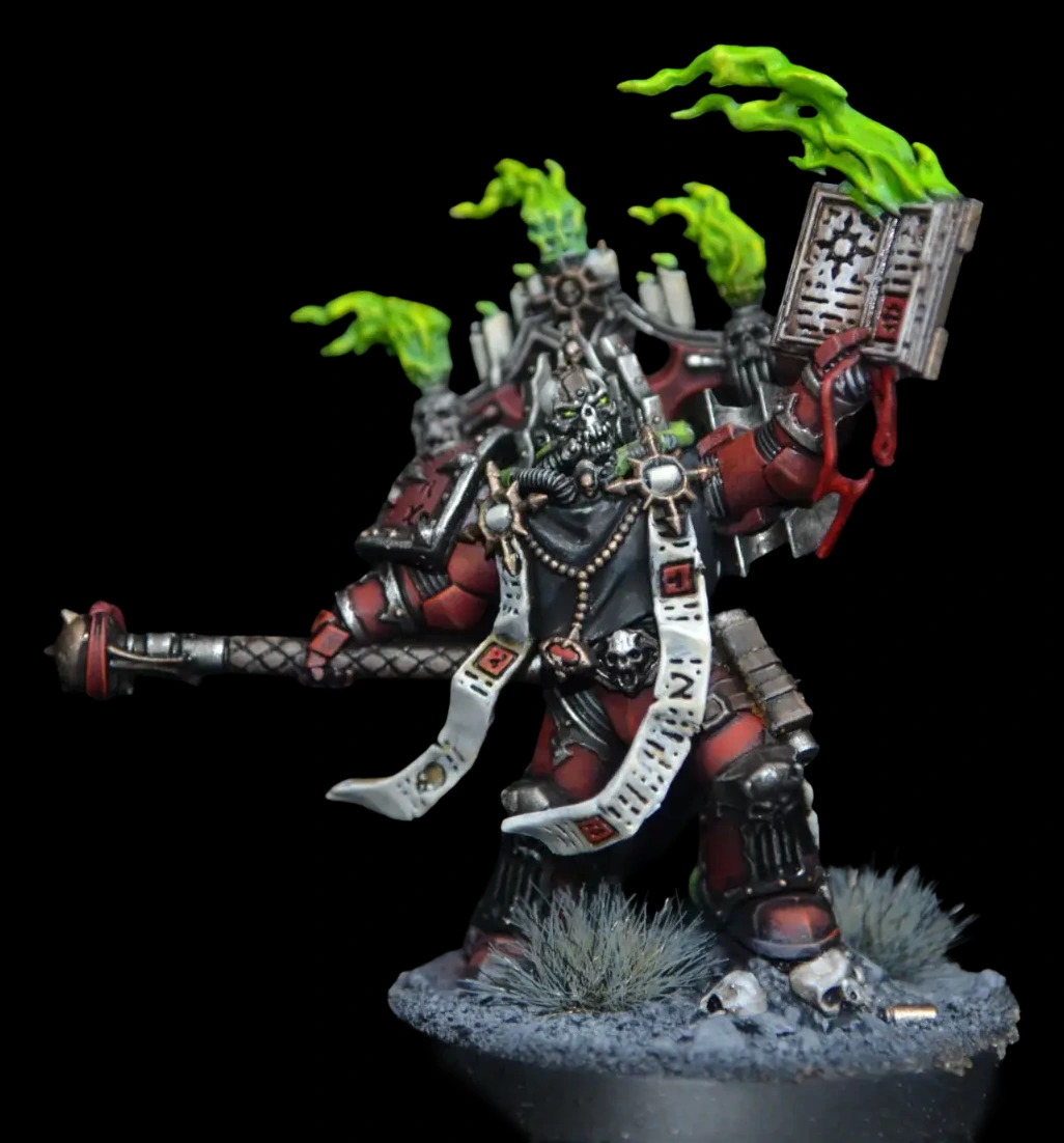 Word Bearers Dark Apostle in roter Rüstung mit grünen Flammen, Schriftrollen und erhobenem Buch vor schwarzem Hintergrund