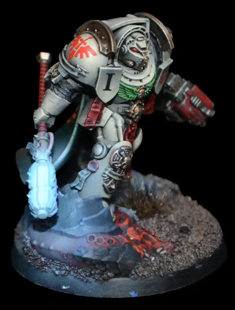 Deathwing Captain in heller Terminatorrüstung mit blau leuchtendem Hammer auf felsiger Base mit Lava
