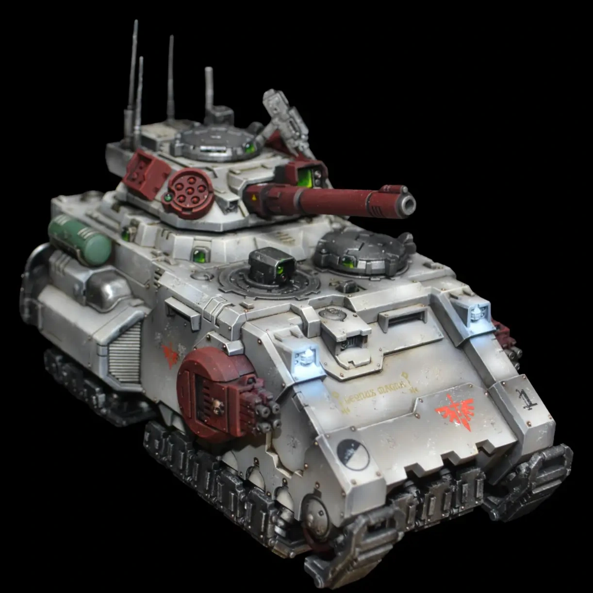 Deathwing Gladiator Lancer in heller Panzerung mit roten Waffen, Abzeichen und blauen Scheinwerfern
