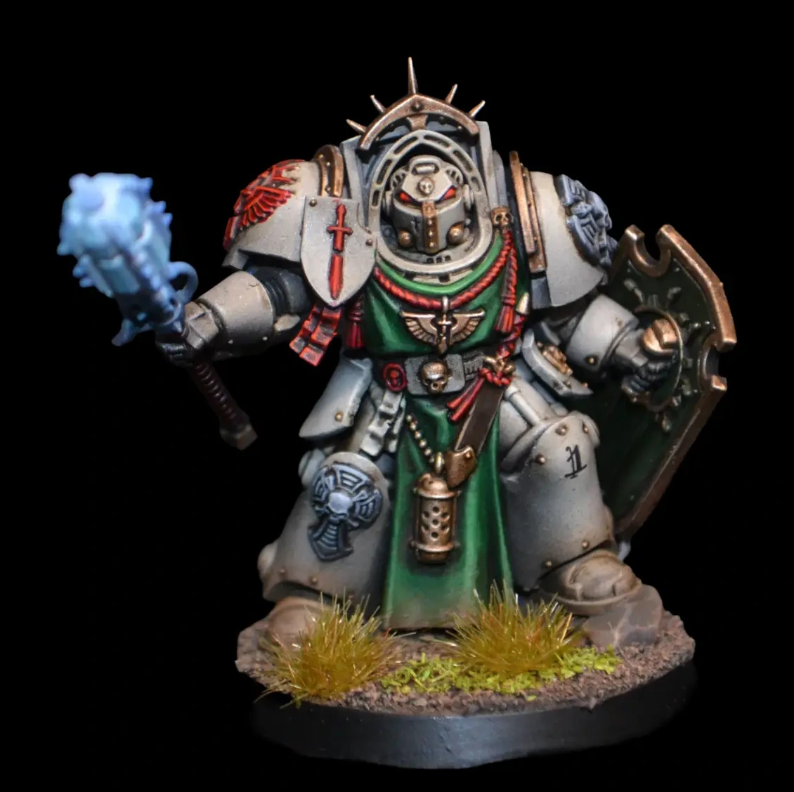 Deathwing Knight in knochenweißer Rüstung mit grünem Wappenrock, Schild und blau leuchtendem Streitkolben