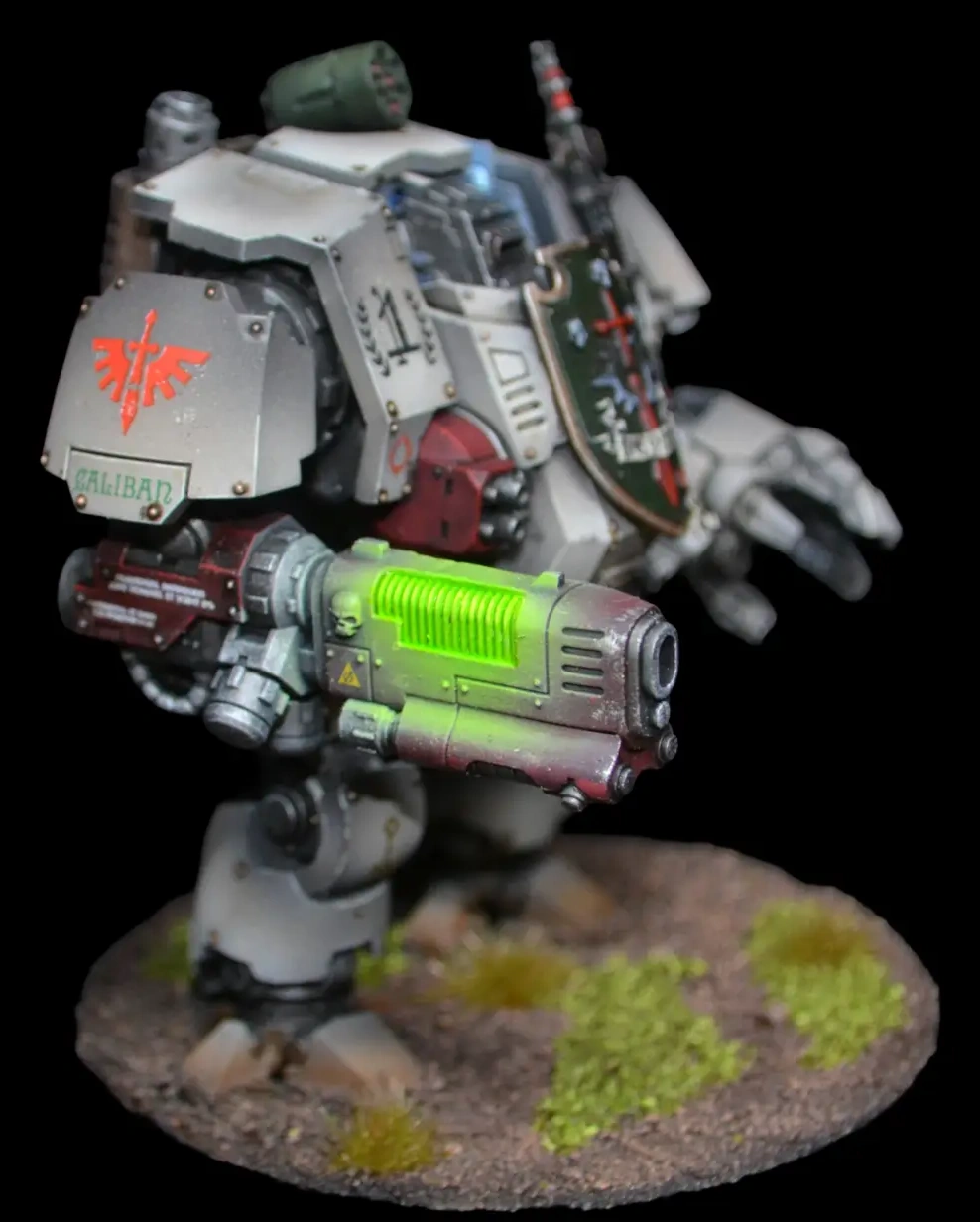 Deathwing Redemptor Dreadnought in heller Panzerung mit grün leuchtender Plasmawaffe auf begrünter Base
