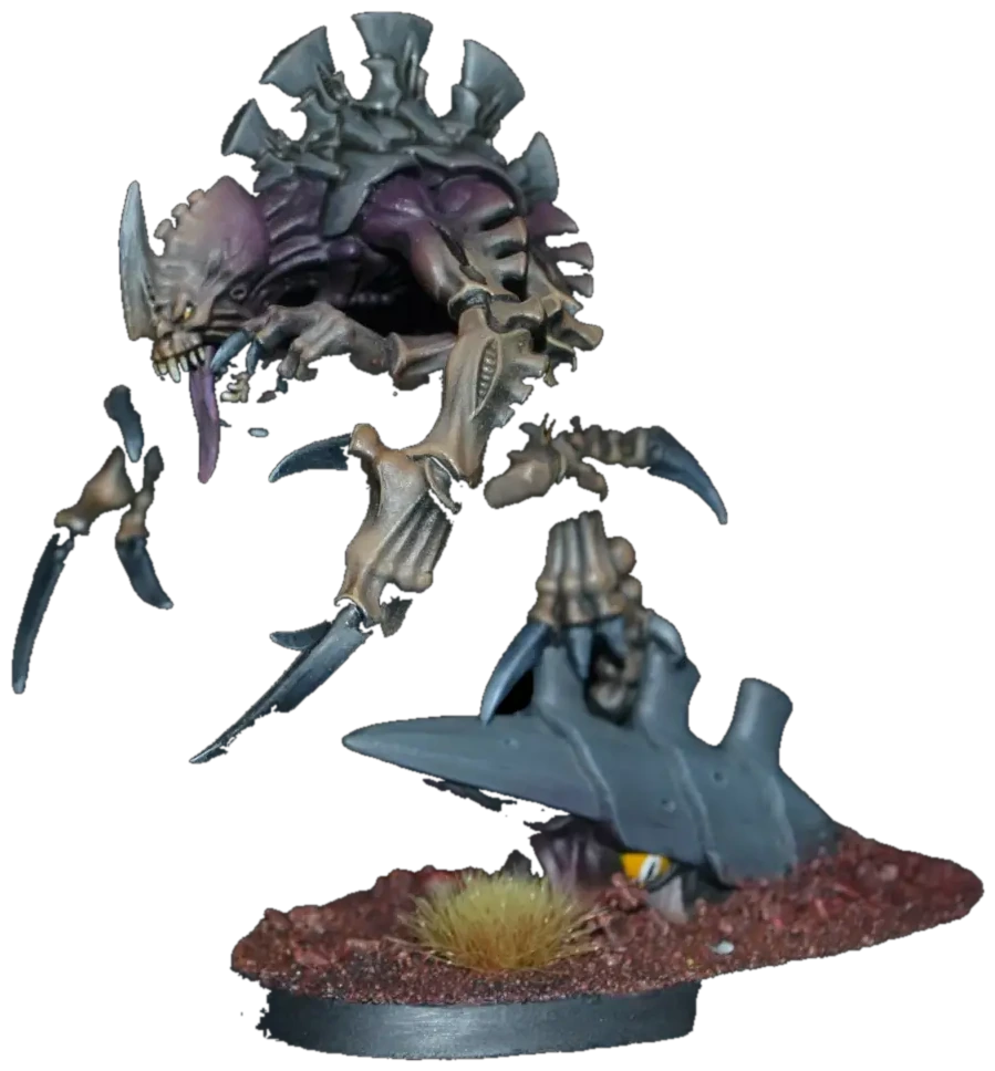 Genestealer Patriarch mit braun-violettem Chitinpanzer, Zunge und langen Krallen auf felsiger Base