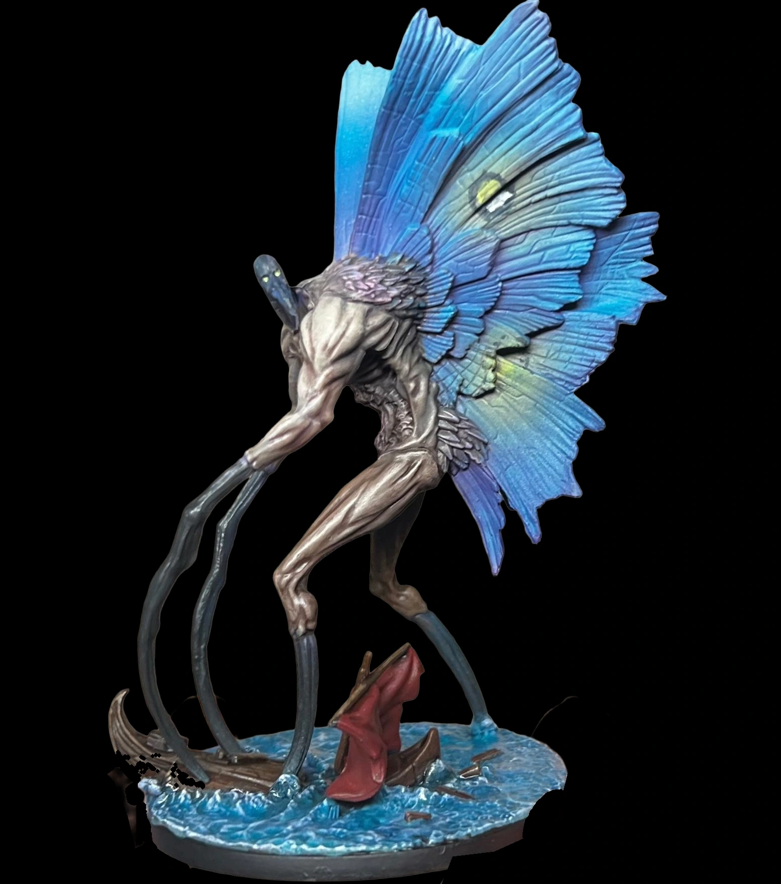 Hermesian Pursuer aus Aeon Trespass: Odyssey mit blauen Flügeln auf Wasserbase vor schwarzem Hintergrund