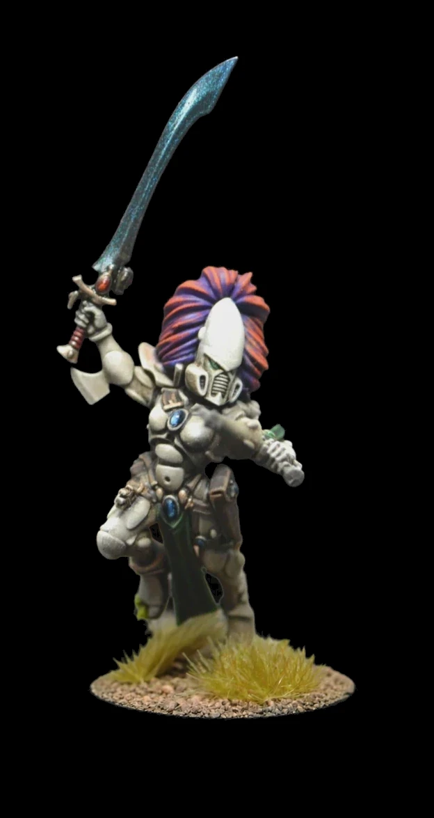 Howling Banshee in heller Rüstung mit orange-violettem Helmbusch und erhobenem türkisfarbenem Schwert auf begrünter Base