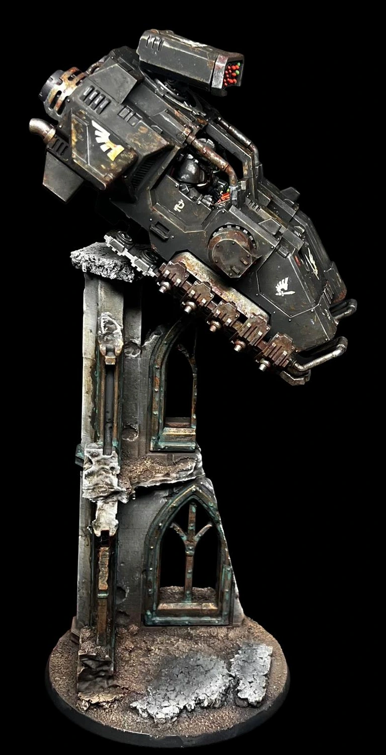Ravenwing Land Speeder aus Warhammer 40k auf einer hohen Ruinenbase mit zwei Ebenen, gotischen Bögen, gebrochenem Mauerwerk und Schutt