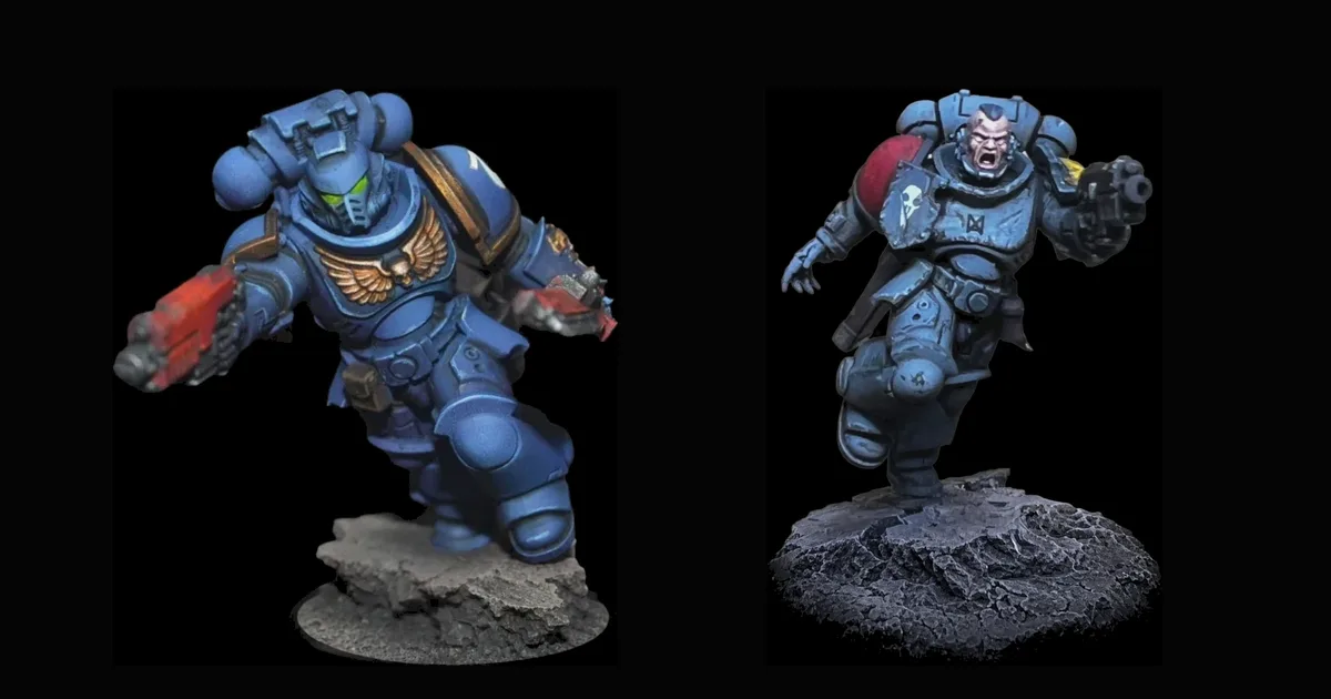 Zwei bemalte Space-Marine-Miniaturen nebeneinander vor schwarzem Hintergrund: links ein blauer Intercessor in Tabletop Standard, rechts ein grauer Blood Claw in Tabletop + mit feineren Übergängen