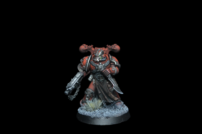 Word Bearers Chaos Space Marine Legionär mit Bolter. Bemalt im Tabletop Standard von Echoes of Colour.