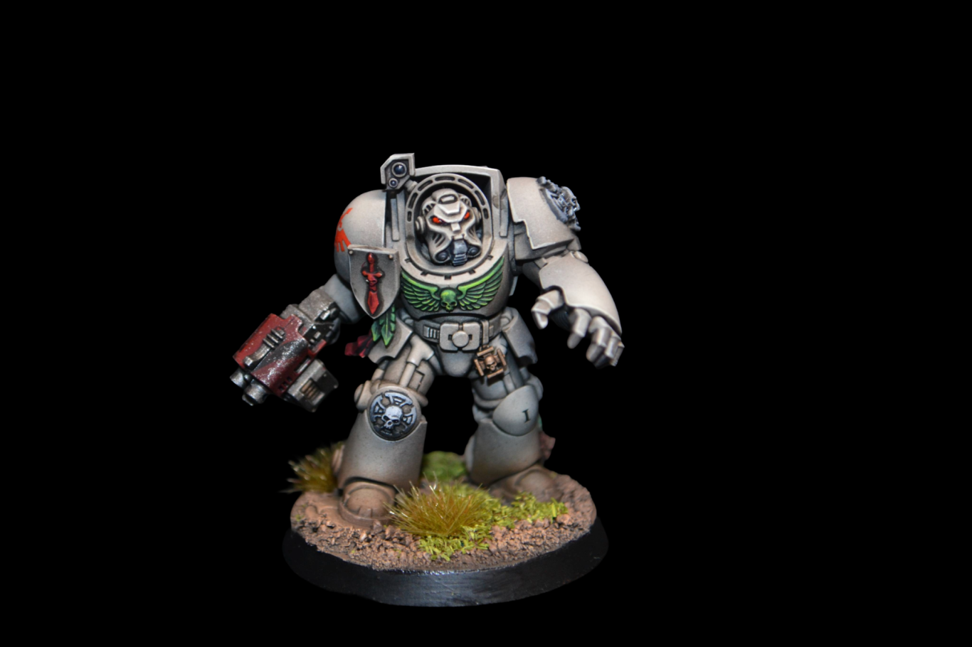Deathwing Terminator mit Sturmbolter & Energiefaust in knochenfarbener Rüstung. In der Tabletop + Qualitätsstufe von Echoes of Colour