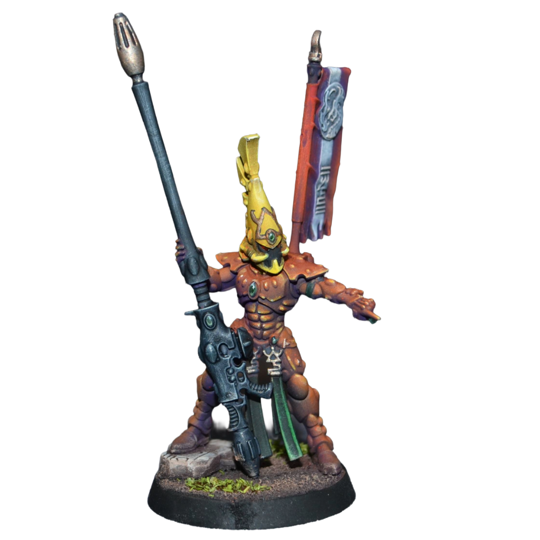 Aeldari Fire Dragon Exarch in aufwgendig gestalteter Rüstung mit leuchtenden Farbverläufen. Bemalt in Tabletop + Qualitätsstufe. 